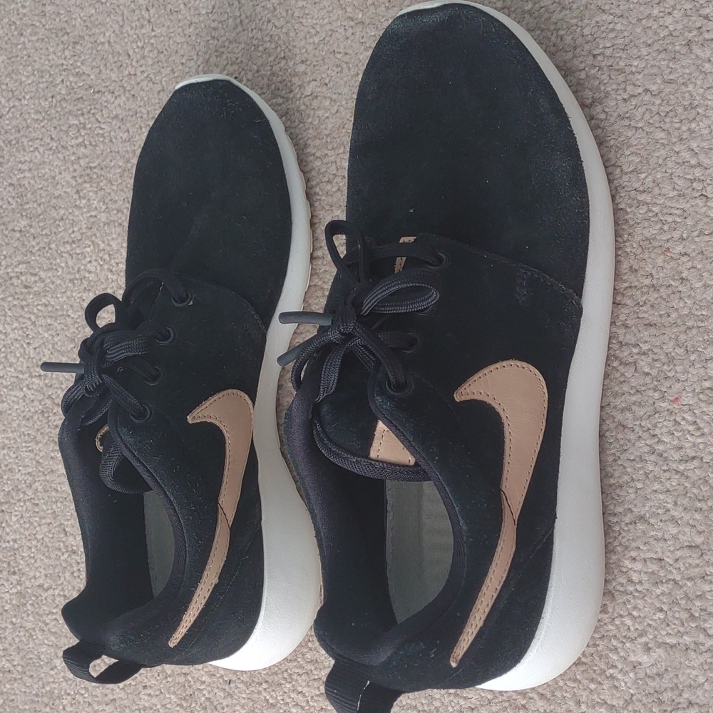 Black Nike Roshe Runs🖤